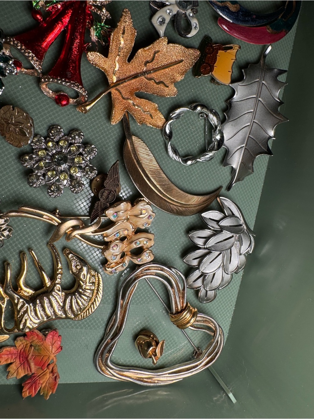 Assorted pins and brooches READ DESCRIPTION - Picture 3 of 5
